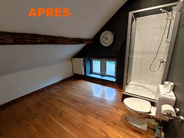 Salle de bain dans les combles, parquet et poutres — fermette Liège